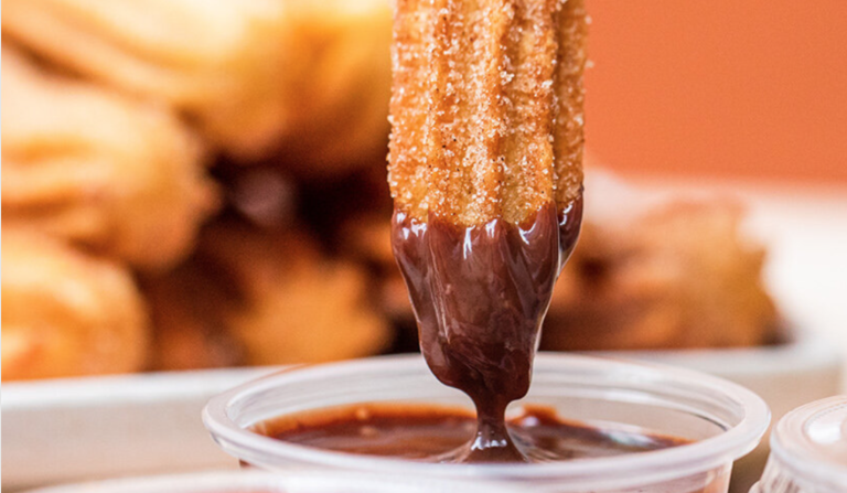 Churro dyppet i chokoladesauce fra churrosvognen i Esbjerg