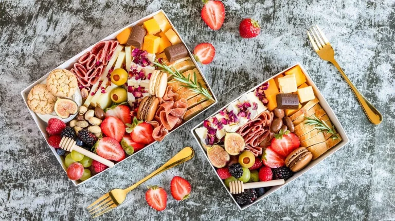 Charcuteribokse med ost, pålæg og frugt fra Tapas & Charcuteri i Esbjerg