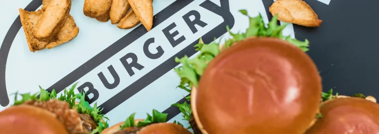 Burgere og pommes frites fra The Burgery foodtruck i Esbjerg