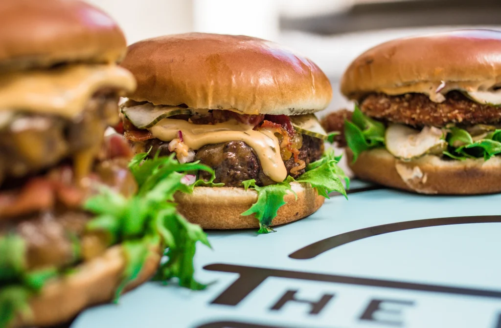 Burgere med bacon og salat fra The Burgery foodtruck i Esbjerg