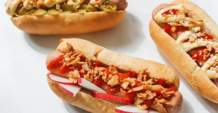 Hotdogs med ristede løg og dressing fra hotdogvognen i Esbjerg