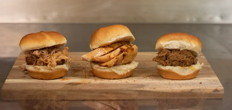 Burger sliders med pulled pork og kylling på bræt til fest i Esbjerg