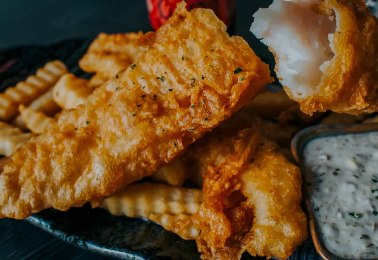 Sprød fisk med pommes frites og dip fra OH MY FISH! i Esbjerg
