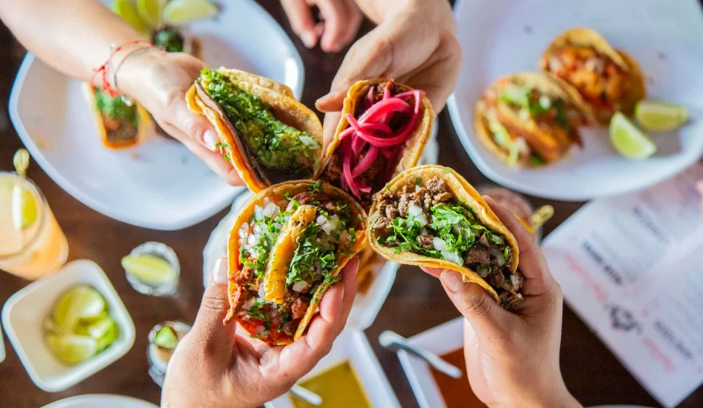 Gæster deler tacos fra Taco Therapy til fest i Esbjerg