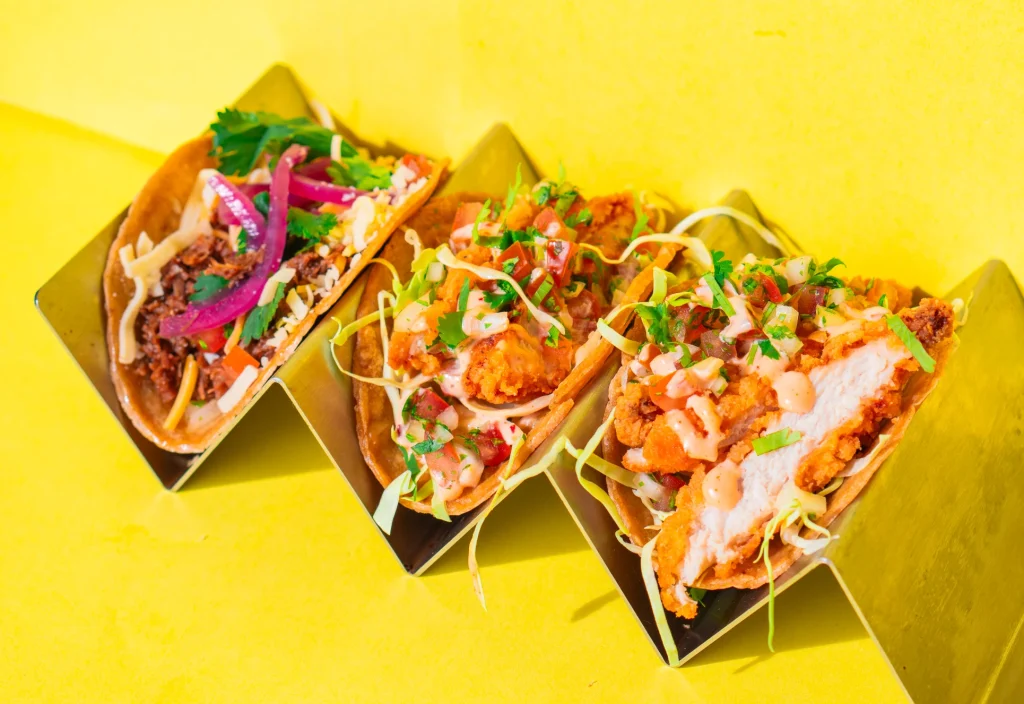 Tre tacos med kylling og syltede løg fra Taco Therapy i Esbjerg