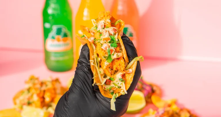 Hånd med taco fra Taco Therapy foodtruck i Esbjerg