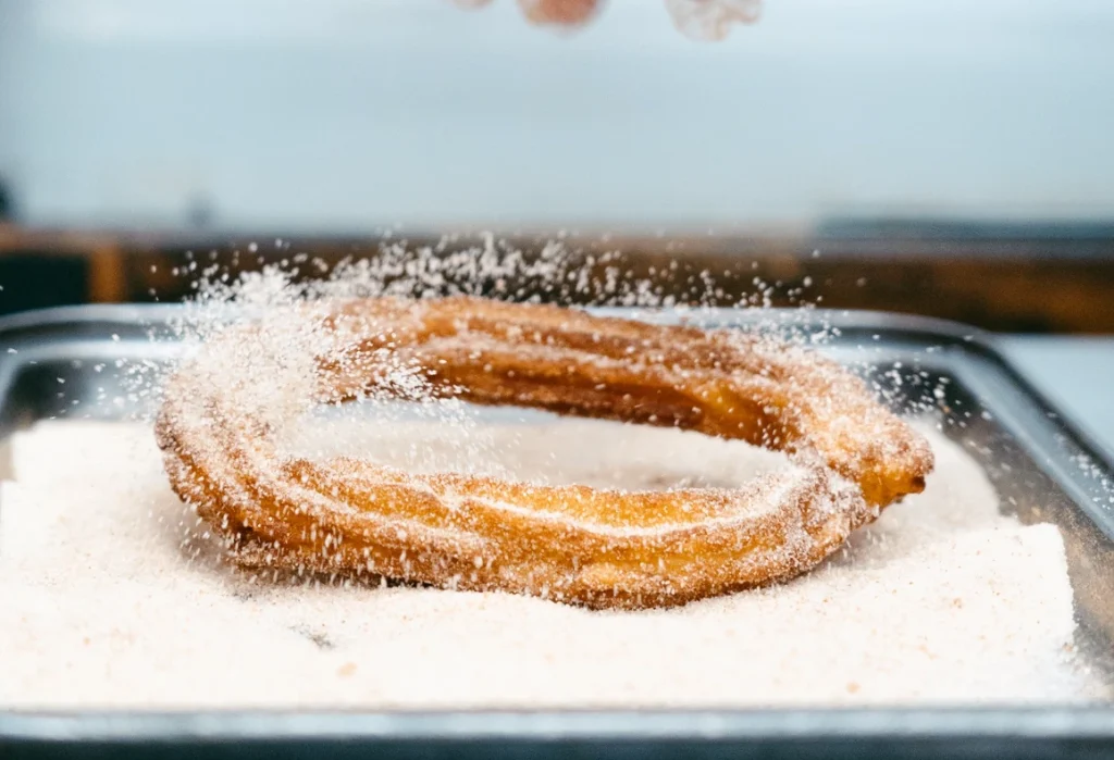 Churro vendt i sukker og kanel, frisklavet i churrosvognen i Esbjerg