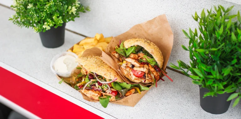 Pita med kylling og pommes frites fra Just Pita foodtruck i Esbjerg