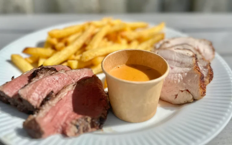 Steak med pommes frites og sauce fra Steak & BBQ foodtruck i Esbjerg