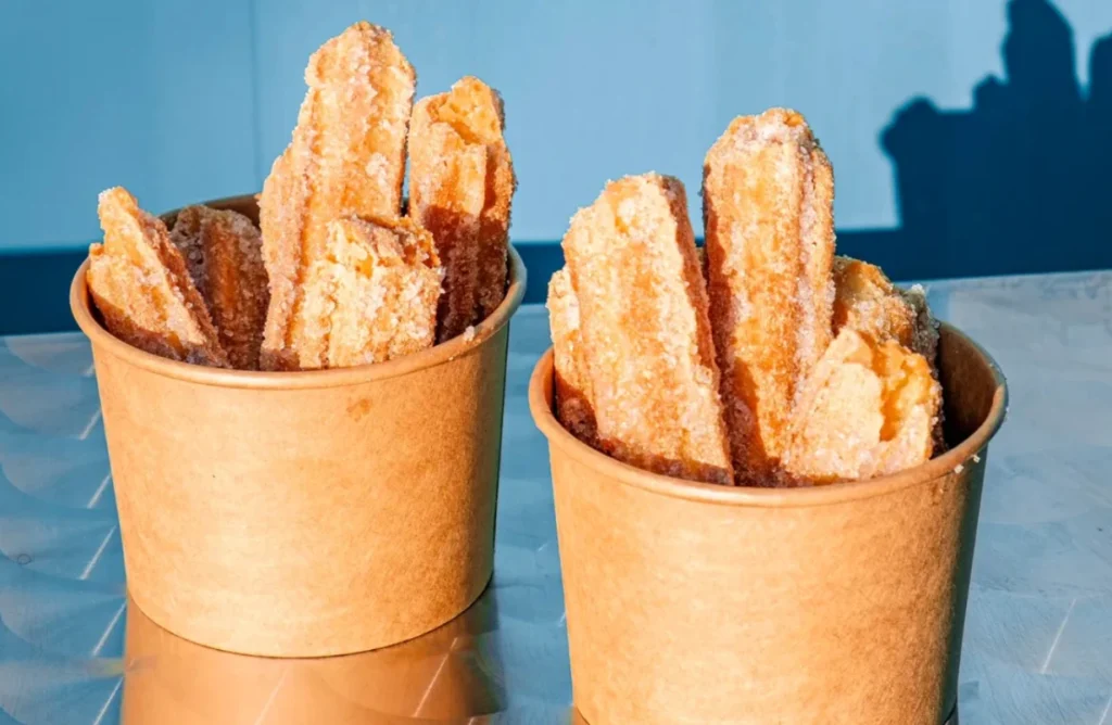 Churros i bægre, klar til servering som dessert til fest i Esbjerg