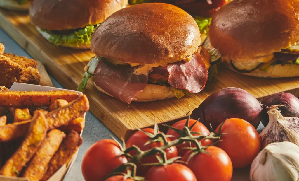 Burger med bacon, pommes frites og tomater fra Burgerness foodtruck i Esbjerg