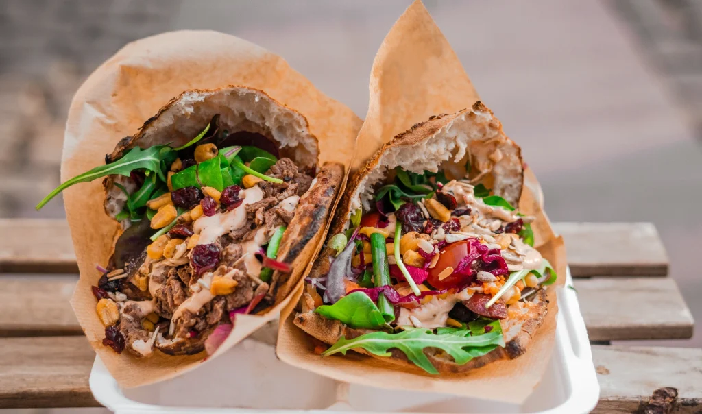 To veganske pitaer med falafel og salat fra Dirty Vegan i Esbjerg
