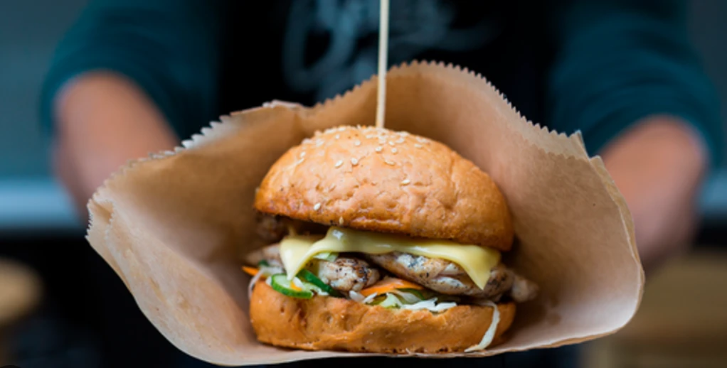 Plantebaseret burger i papir fra Dirty Vegan foodtruck i Esbjerg