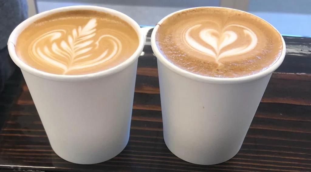 To kopper latte med latte art fra kaffevognen i Esbjerg