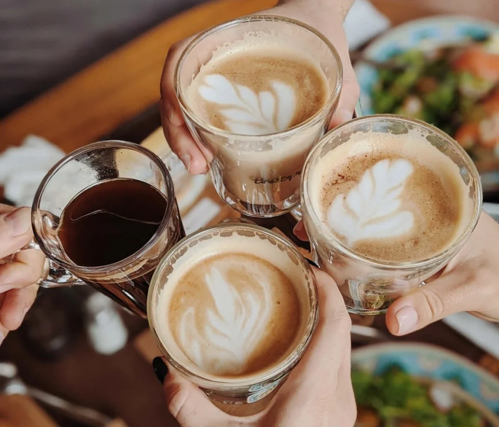Gæster skåler med cappuccino fra kaffevognen til event i Esbjerg