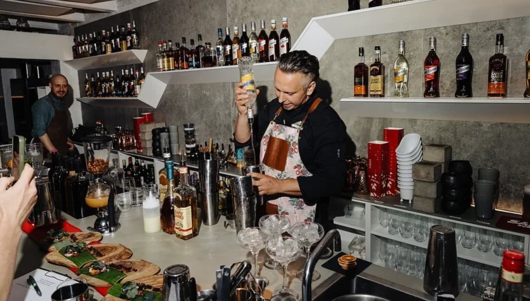 Bartender blander cocktails i den mobile bar til fest i Esbjerg