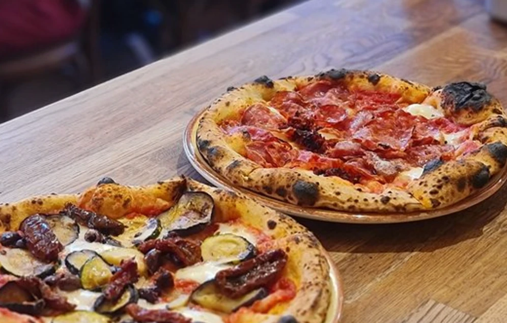 Stenovnsbagte pizzaer på træbord fra pizzavognen i Esbjerg