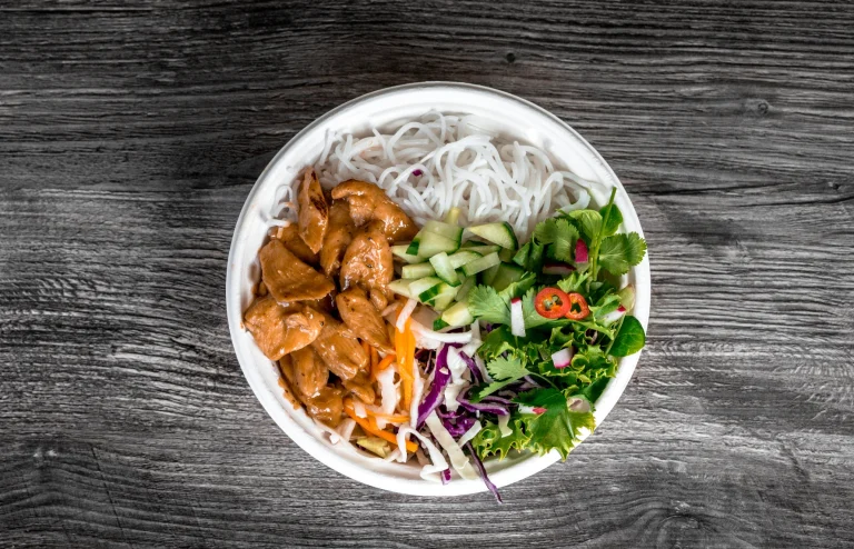 Asiatisk bowl med kylling, nudler og salat fra Asian Fusion i Esbjerg