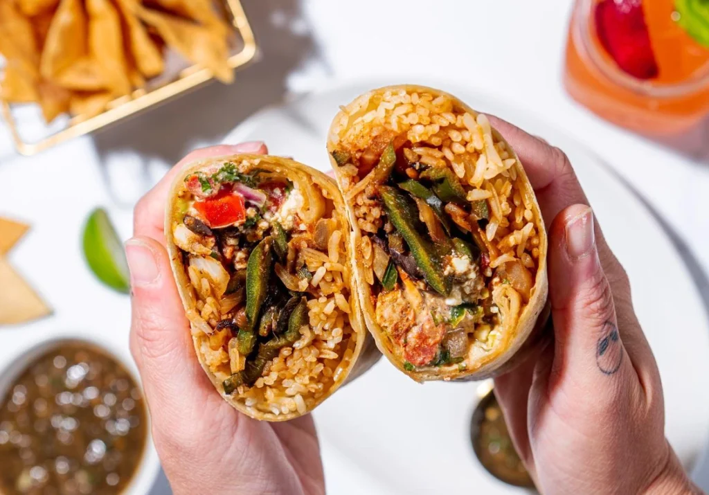 Burrito med ris og grøntsager fra Poblano Mexican i Esbjerg