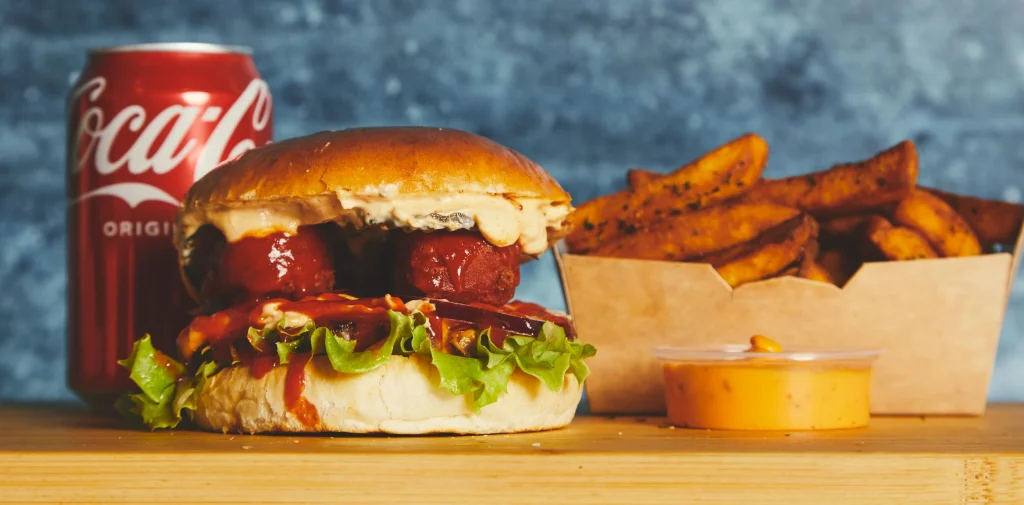 Burger med pommes frites og dip fra Burgerness i Esbjerg