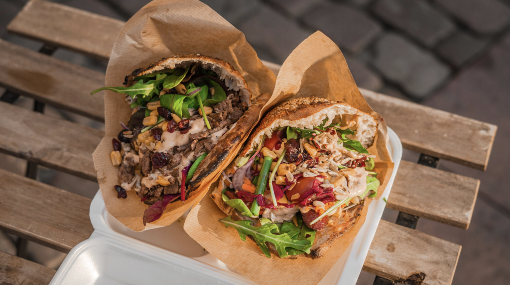 To fyldte pitaer fra Just Pita foodtruck til event i Esbjerg