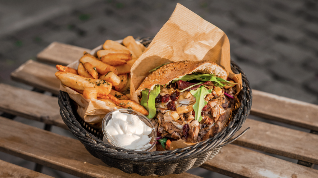 Pita med kød og salat, pommes frites og dip i kurv fra Just Pita i Esbjerg