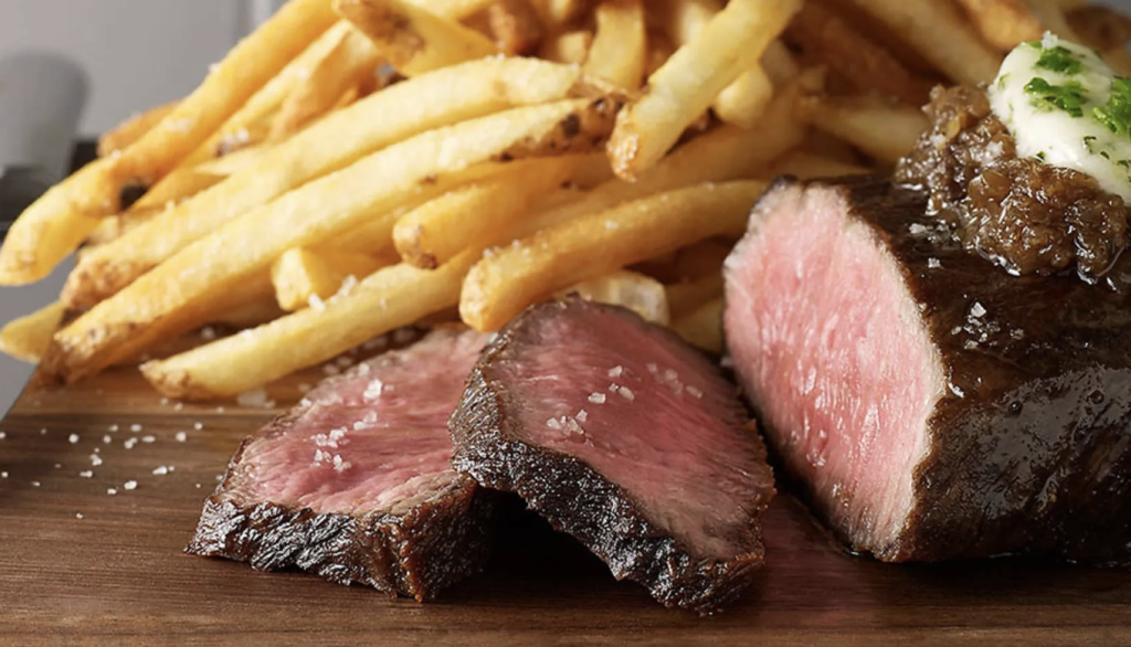 Skiver af mør steak med pommes frites fra Steak & BBQ foodtruck til fest i Esbjerg