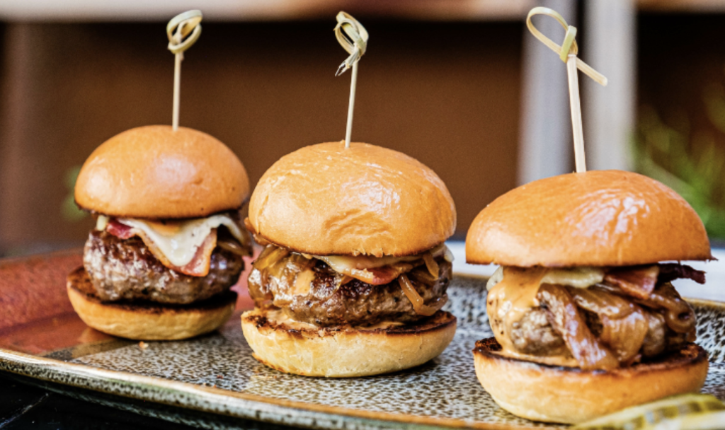 Tre burger sliders med oksekød og bacon til fest i Esbjerg