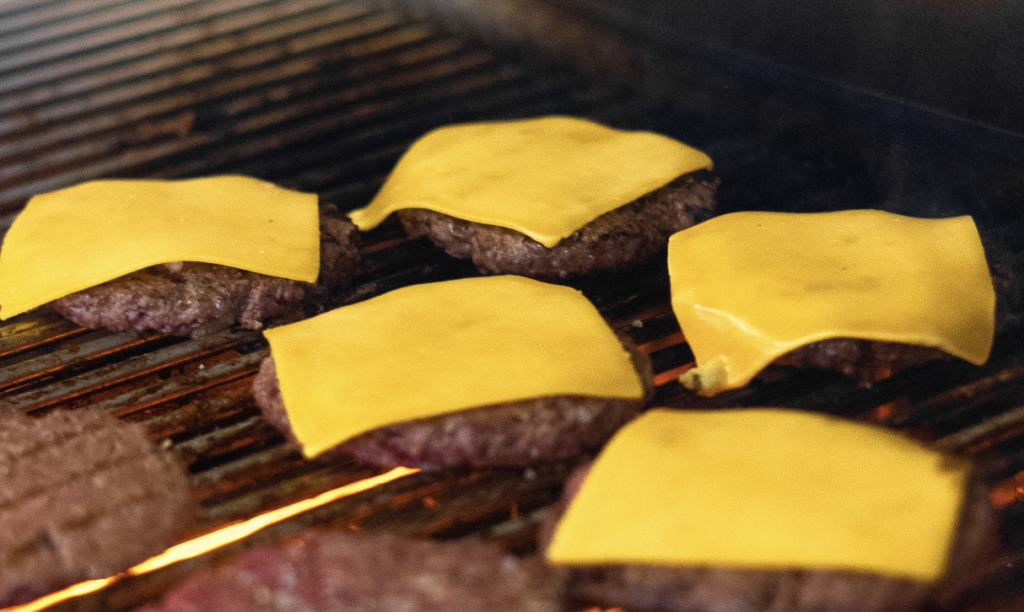 Burgerbøffer med ost på grillen til burger sliders i Esbjerg