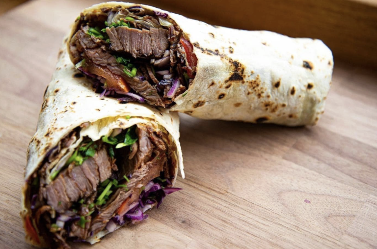 Kebabrulle med oksekød og rødkål fra kebab foodtruck i Esbjerg