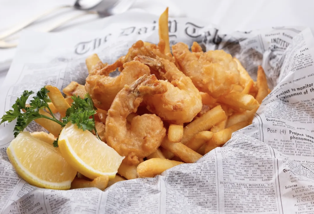 Panerede rejer med chips og citron i avispapir fra OH MY FISH! i Esbjerg